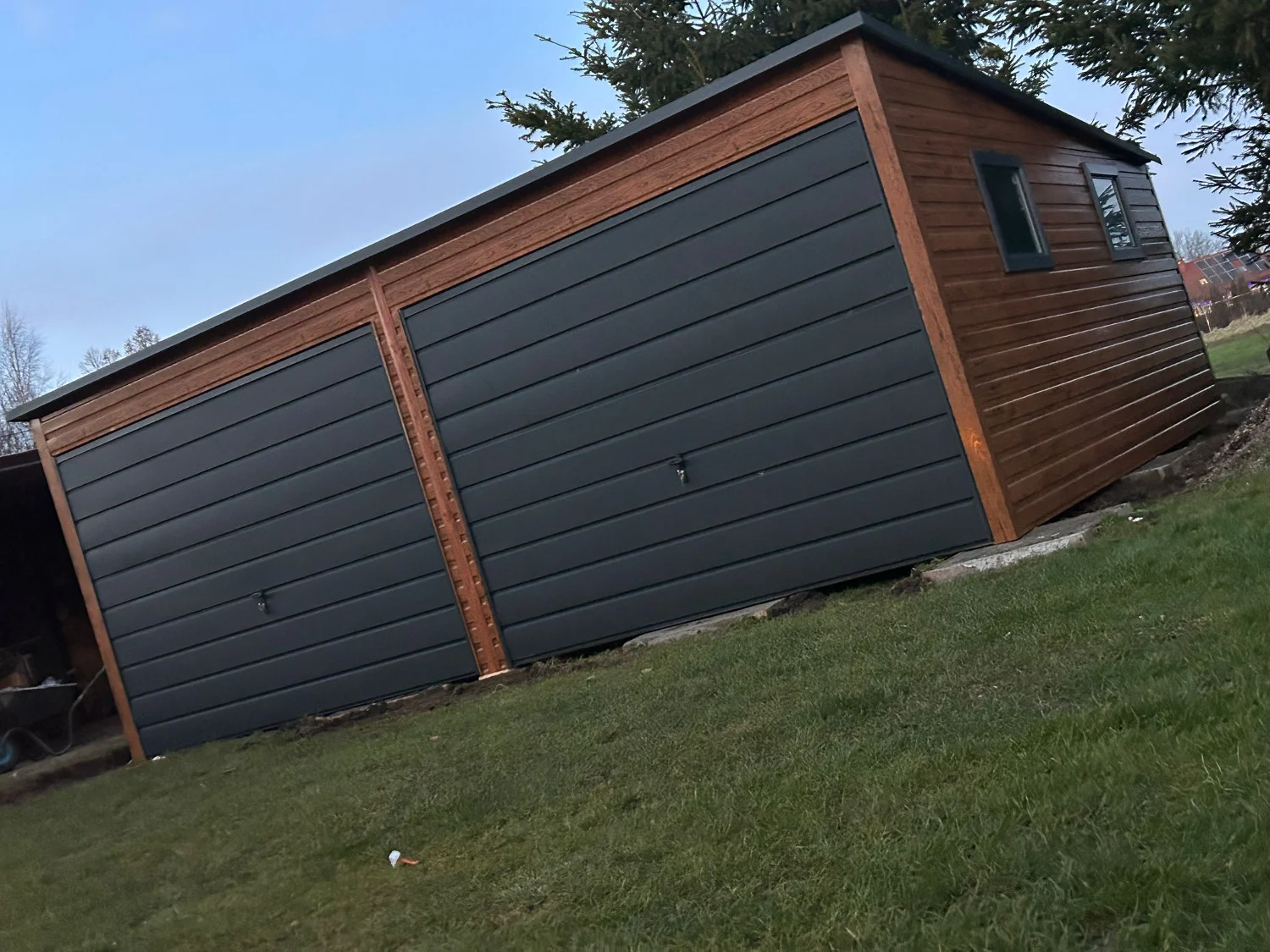 Garaż blaszany 6x5 złoty dąb grafit spad tył - obrazek 2