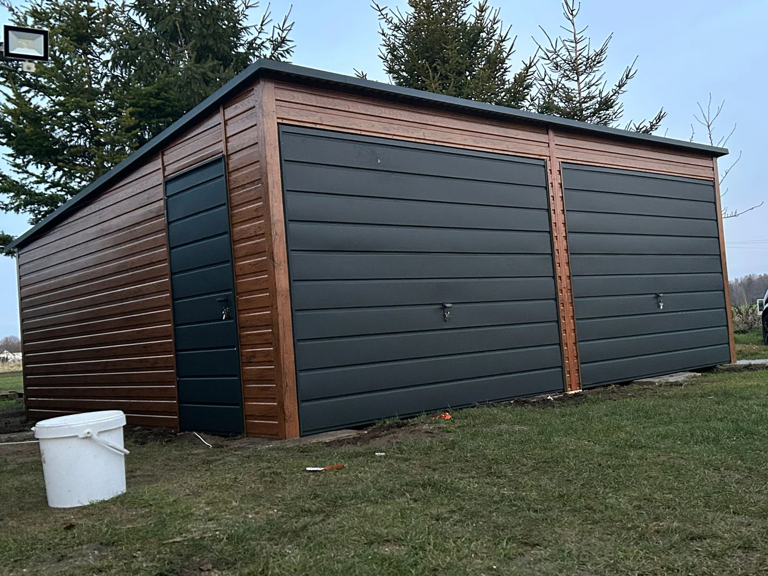 Garaż blaszany 6x5 złoty dąb grafit spad tył - obrazek 3