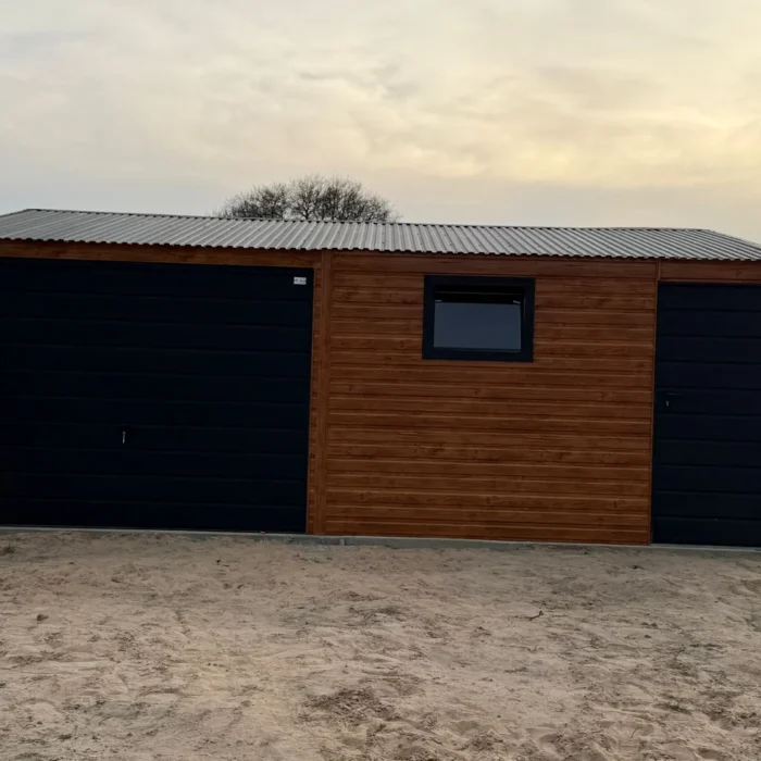 Garaż blaszany 6x5.8 złoty dąb brama drzwi grafit mat dach dwuspadowy