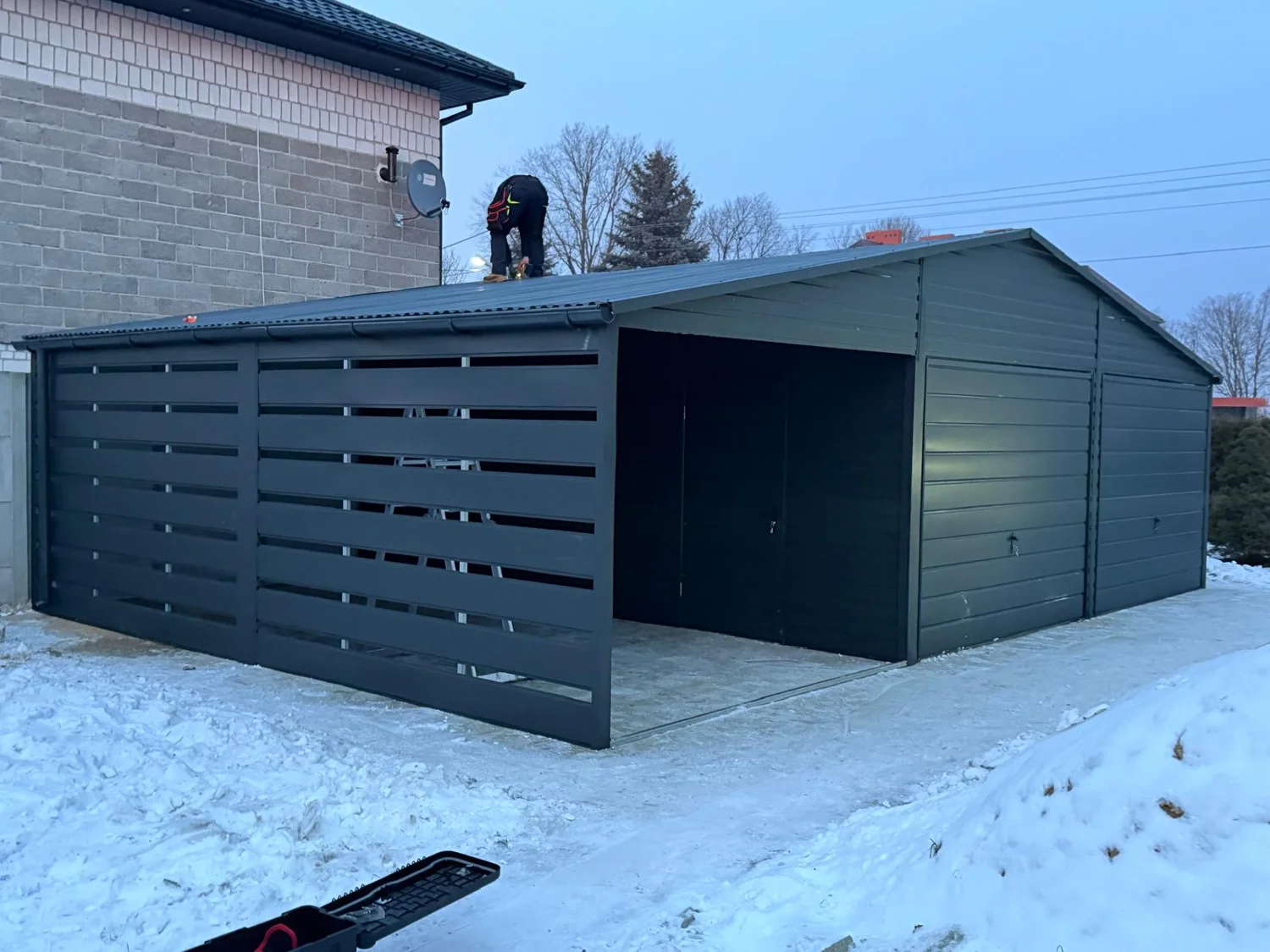 Garaż blaszany 9x6 z wiatą 3x6 grafit mat dwuspadowy