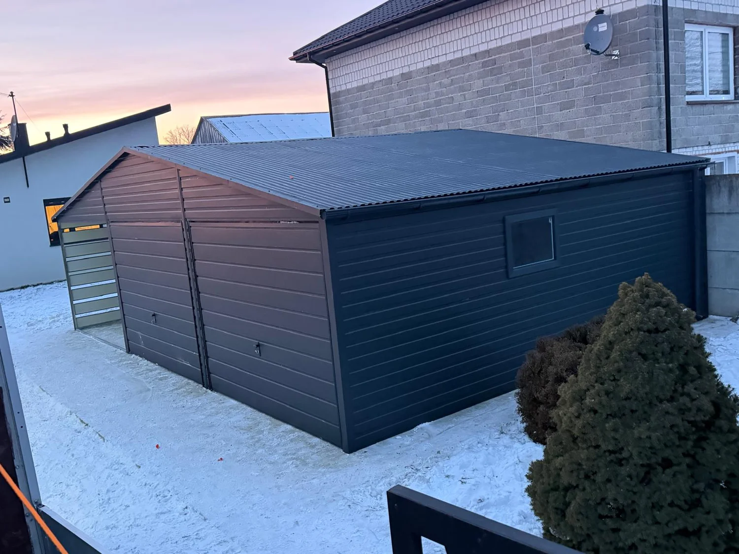 Garaż blaszany 9x6 z wiatą 3x6 grafit mat dwuspadowy - obrazek 3