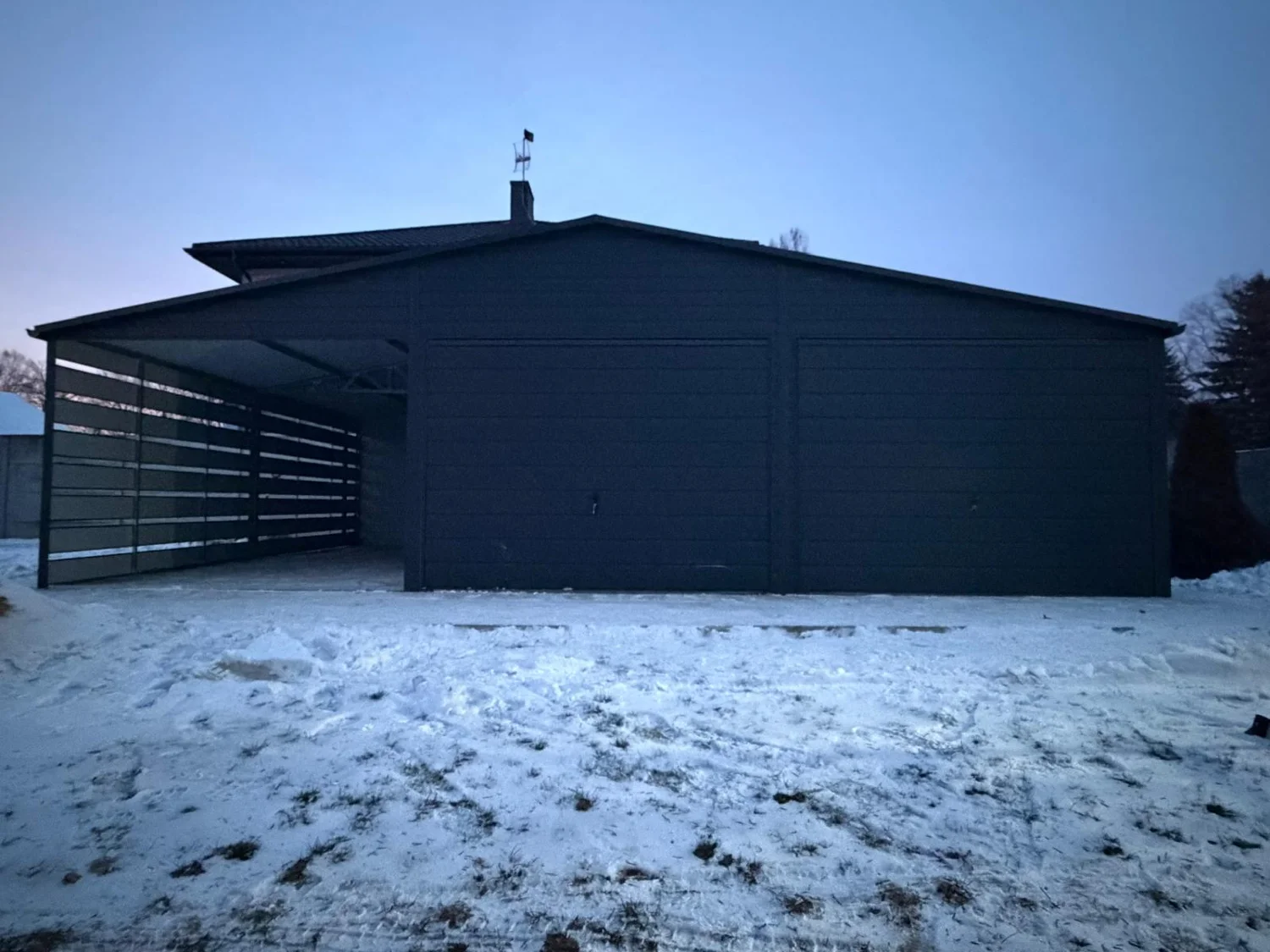 Garaż blaszany 9x6 z wiatą 3x6 grafit mat dwuspadowy - obrazek 4