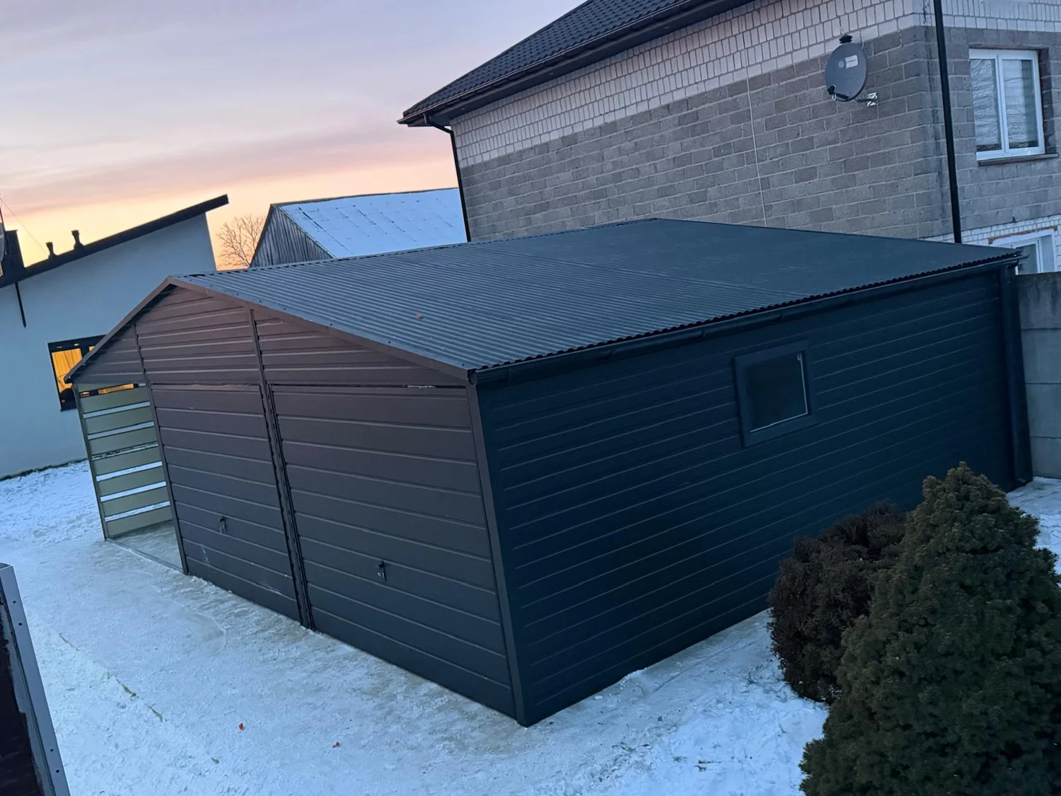 Garaż blaszany 9x6 z wiatą 3x6 grafit mat dwuspadowy - obrazek 2