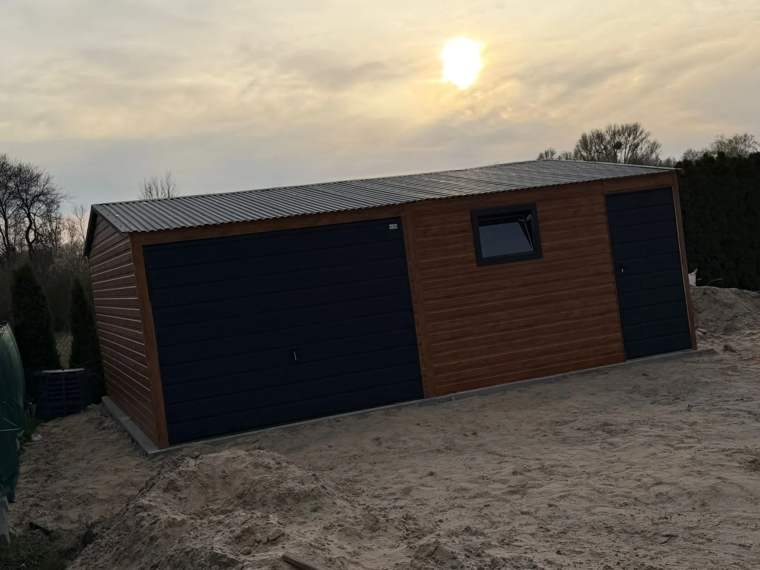 Garaż blaszany 6x5.8 złoty dąb brama drzwi grafit mat dach dwuspadowy - obrazek 2